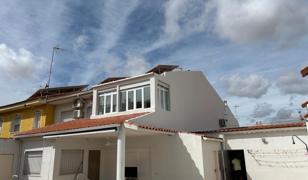 Un enfoque vanguardista: revestimiento de fachadas con sistema SATE y lana de roca en la obra