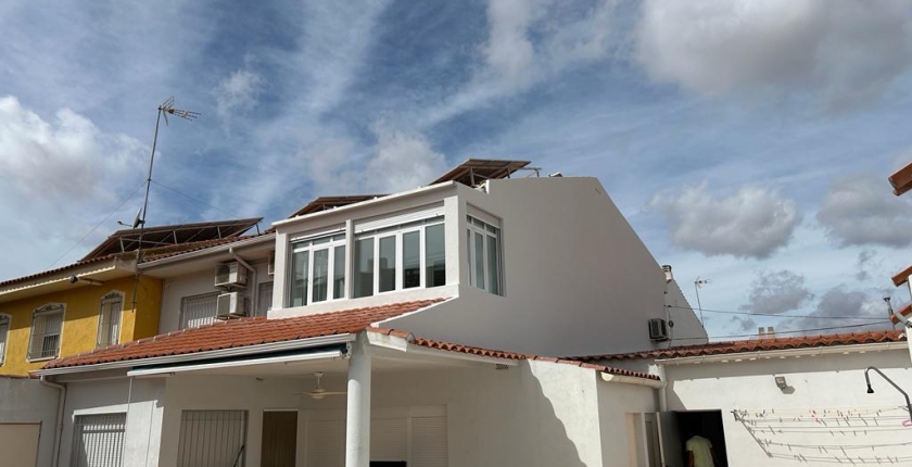 Un enfoque vanguardista: revestimiento de fachadas con sistema SATE y lana de roca en la obra